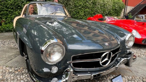Представен в Ню Йорк през 1954 г., Mercedes 300 SL  предизвиква незабавна сензация благодарение на добре проектираната си каросерия и изтънчена механика. Но преди всичко той става известен благодарение на ефектните си врати във вид на чайка. Силниятдебют е ридружен от невероятните победи на Mercedes в Льо Ман и Carrera Panamerican, които значително работят за имиджа на немския GT. Дори когато производителят спира да се състезава след кървовото издание на Льо Ман през 1955 г.

Този великолепен екземпляр, първоначално произведен за САЩ, е 21-вият от малка серия, изработена от алуминий. И единственият, боядисан в антрацитно сиво (db190) с шотландски интериор.